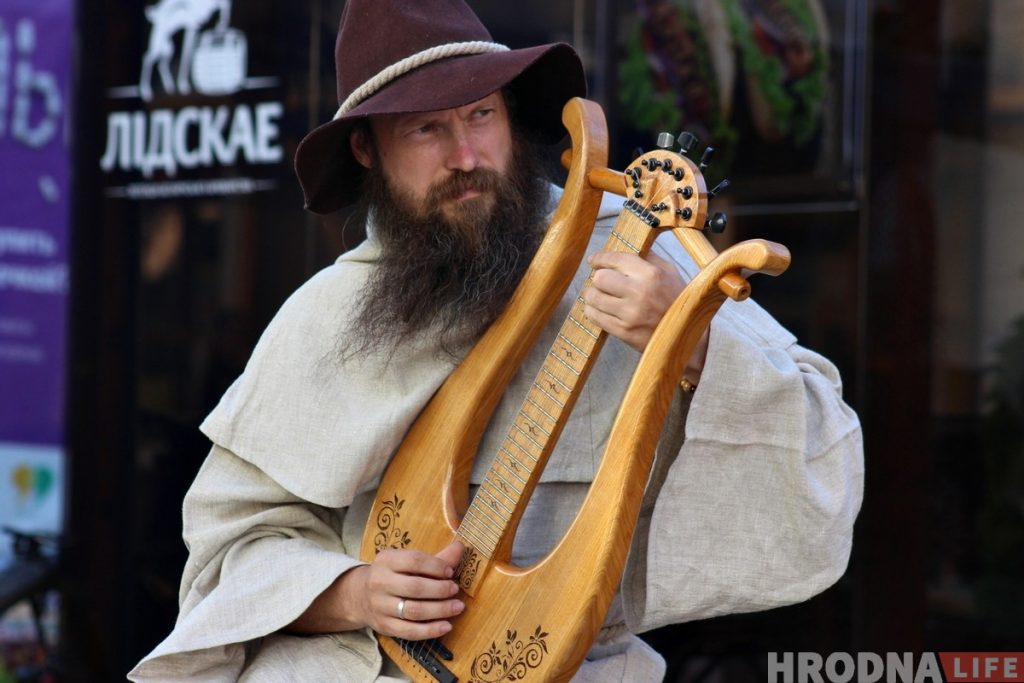 На гродзенскай пешаходцы новы інструмент: рамеснік грае на самаробнай ліры