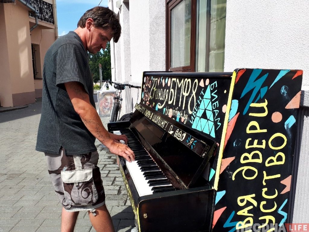 Вулічны музыкант Аляксандр Зімін здзівіў ігрой на фартэпіяна (не ўсе ведалі)