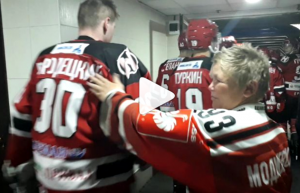 "Неман" круче всех!" У Гродне жонкі хакеістаў праспявалі песню і знялі кліп, каб падтрымаць сваіх мужчын "Неман" круче всех!" У Гродне жонкі хакеістаў праспявалі песню і знялі кліп, каб падтрымаць сваіх мужчын