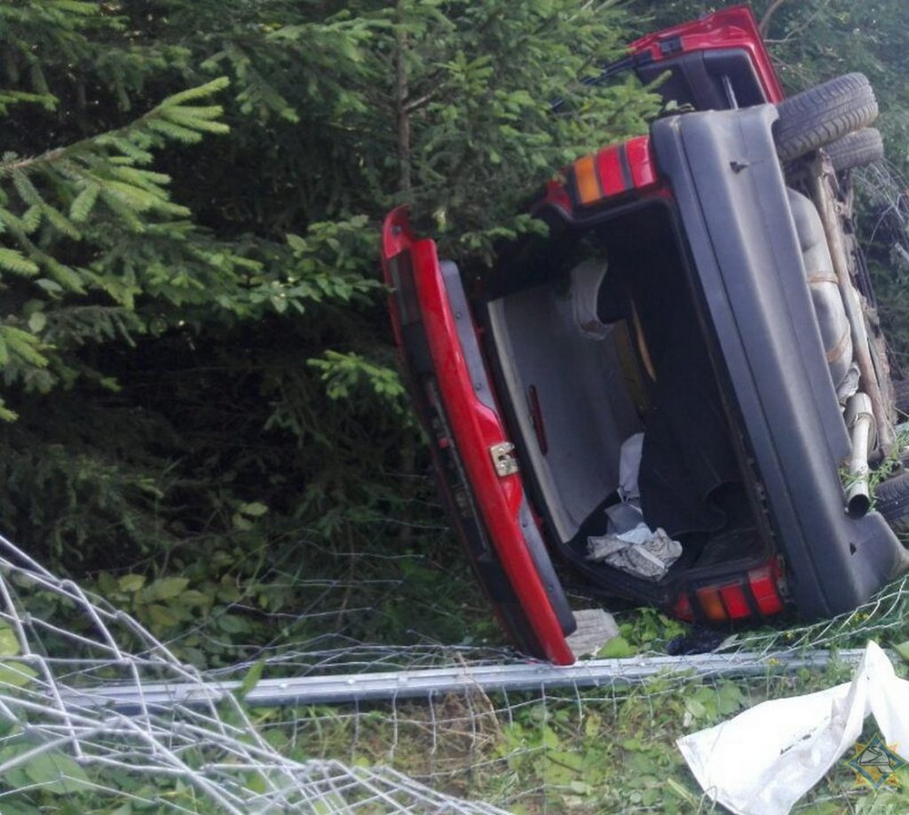 У Лідскім раёне машына ўрэзалася ў адбойнік і перакулілася. Пацярпела кіроўца У Лідскім раёне машына ўрэзалася ў адбойнік і перакулілася. Пацярпела кіроўца