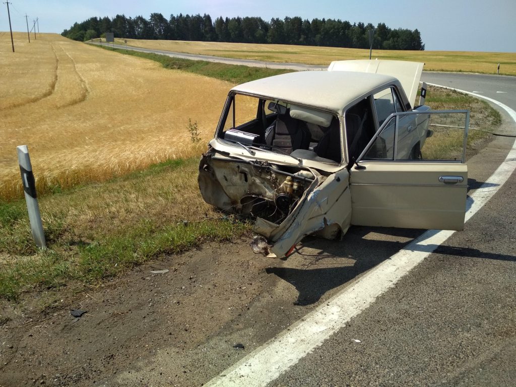 Пад Гродна сутыкнуліся "Жыгулі" і "Шкода". Кіроўца ў рэанімацыі Пад Гродна сутыкнуліся "Жыгулі" і "Шкода". Кіроўца ў рэанімацыі