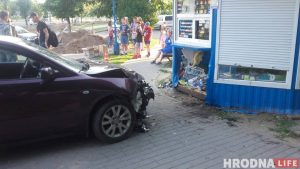 На Томина машина въехала в ларек: пострадала 6-летняя девочка