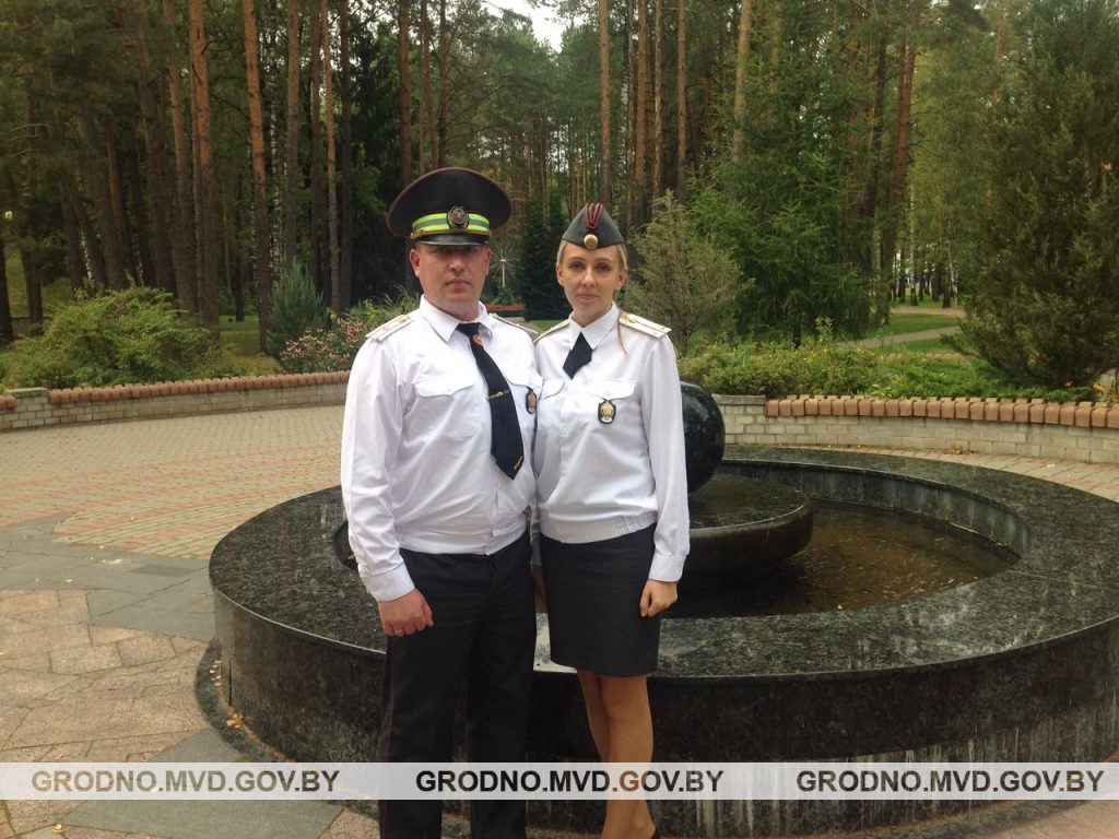 Сямейная міліцэйская пара вярталася дадому і затрымала п'яных угоншчыкаў