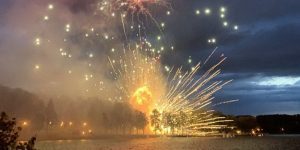 На салюце ў Мінску залпы выбухнулі ля зямлі. Загінула жанчына, 10 гледачоў пацярпелі На салюце ў Мінску залпы выбухнулі ля зямлі. Загінула жанчына, 10 гледачоў пацярпелі