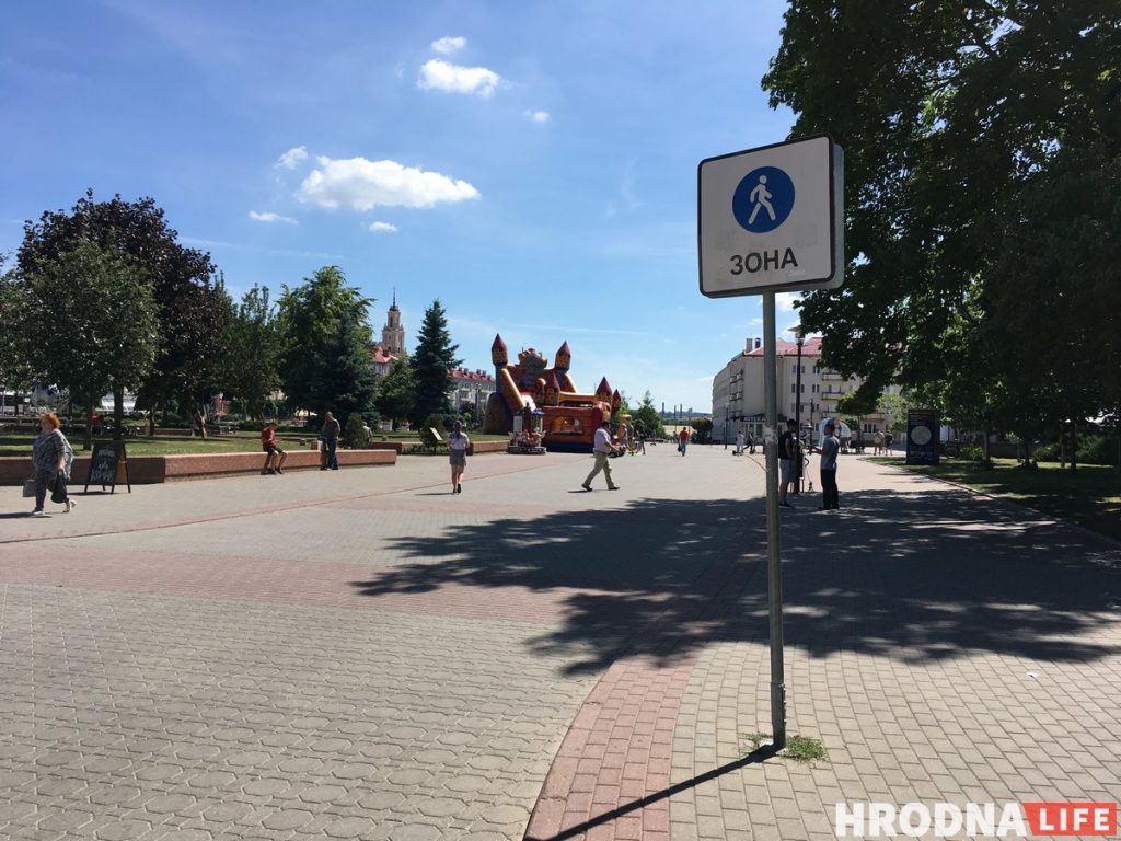 ДАІ абяцала разабрацца з машынамі, якія ездзяць па пешаходнай Маставой. Але аштрафавалі толькі двух кіроўцаў