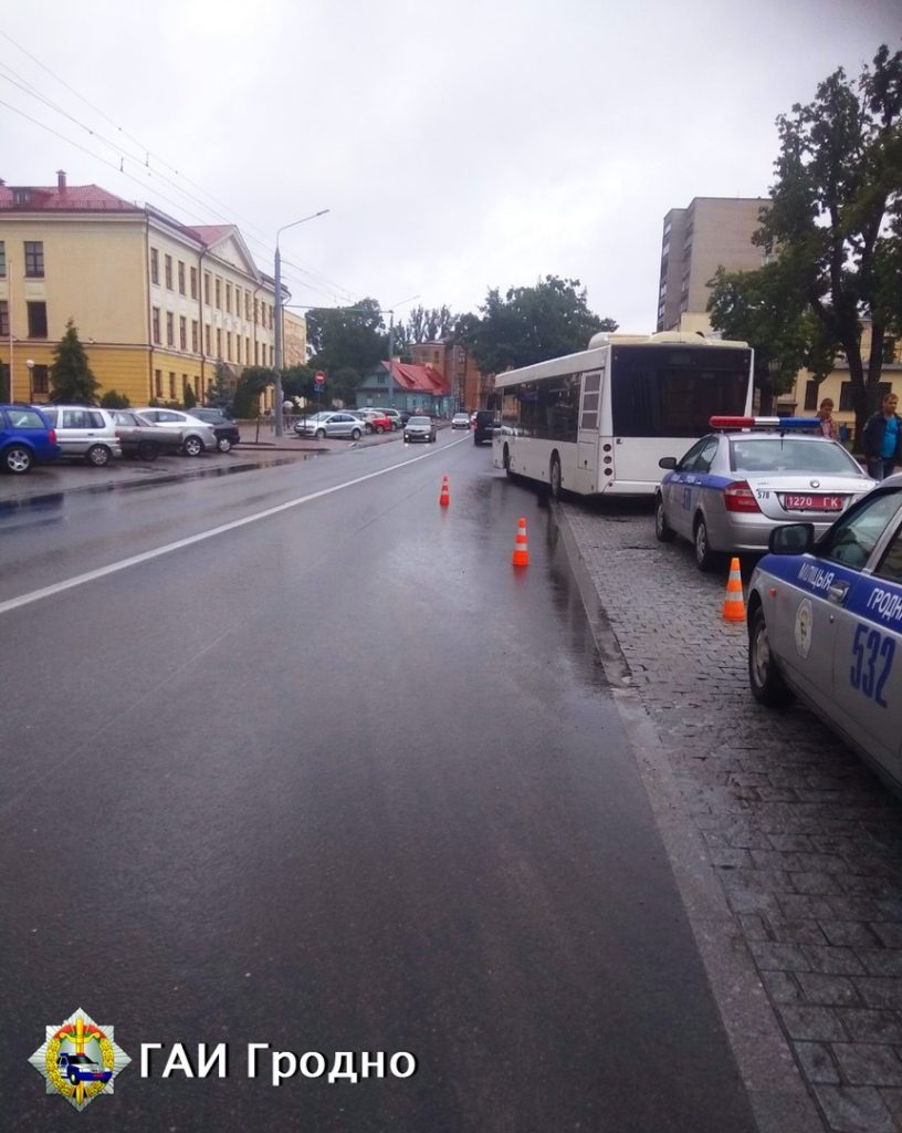 Пенсіянера заціснула дзвярыма ў аўтобусе. Ён атрымаў пераломы нагі і пальцаў рукі