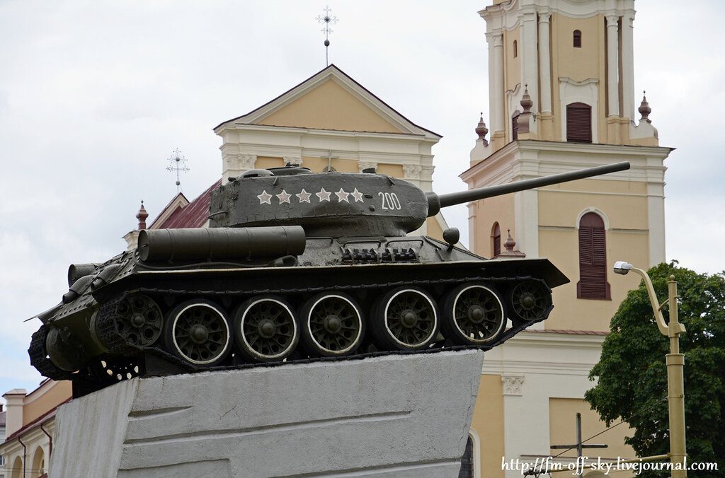 У гродзенскім танку-помніку знайшлі бутэльку з цыдулкамі 1967 года У гродзенскім танку-помніку знайшлі бутэльку з цыдулкамі 1967 года