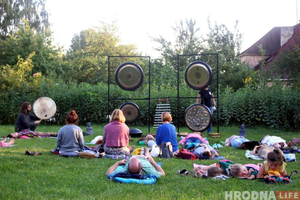 Канцэрт-медытацыя: у двары на Свярдлова выступіў маскоўскі гонг-майстар