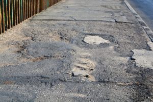 У Гожы цырульніца вымушана працаваць сярод абагравальнікаў У Гожы цырульніца вымушана працаваць сярод абагравальнікаў