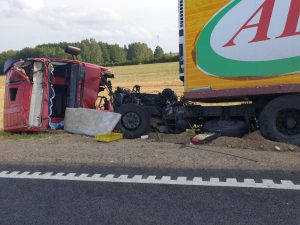 На скрыжаванні каля Паўднёвага рынку сутыкнуліся Opel і Audi. Кожны кіроўца кажа, што ехаў на зялёны На скрыжаванні каля Паўднёвага рынку сутыкнуліся Opel і Audi. Кожны кіроўца кажа, што ехаў на зялёны