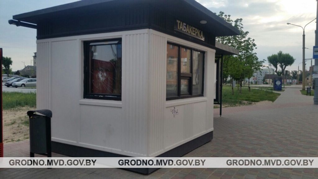 У Гродне зноў пашкодзілі кіёск "Табакерка". Зламыснік не памятае, навошта У Гродне зноў пашкодзілі кіёск "Табакерка". Зламыснік не памятае, навошта
