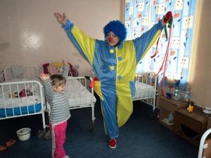 Перайначыць лёс дапамогуць "Ніткі сяброўства". У Гродне рыхтуюць патранатных выхавальнікаў для падлеткаў з дзіцячага дома