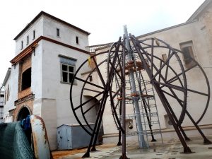 Глядзіце, каля Старога замка стаіць купал брамнай вежы Глядзіце, каля Старога замка стаіць купал брамнай вежы