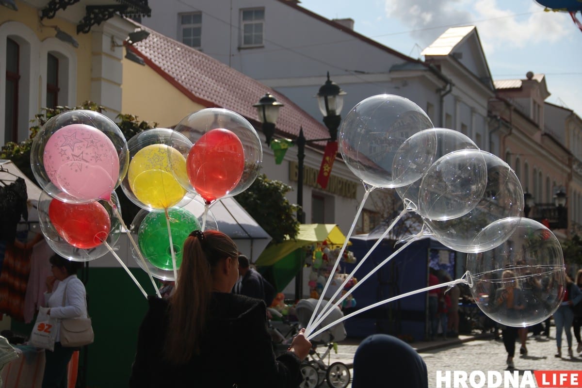 Тату на банане і свіння пад гарвыканкамам - чым здзіўляў Дзень горада ў Гродне. Фотарэпартаж