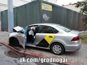 Матацыкл сутыкнуўся з таксі на вуліцы Пушкіна Матацыкл сутыкнуўся з таксі на вуліцы Пушкіна
