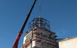 Глядзіце, каля Старога замка стаіць купал брамнай вежы купол Старого замка / купал Старога замка