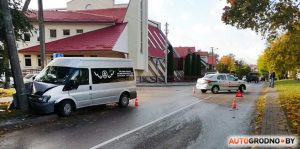 Мікрааўтобус рытуальнай службы ўрэзаўся ў слуп. Як гэта адбылося?