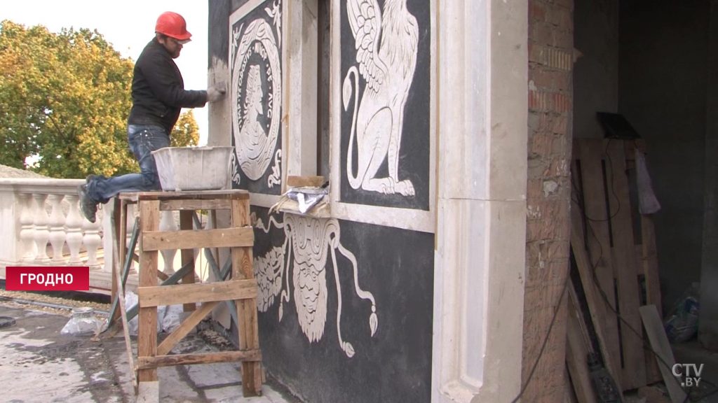 Уязную вежу Старога замка ўпрыгожаць партрэтамі гістарычных асоб Уязную вежу Старога замка ўпрыгожаць партрэтамі гістарычных асоб