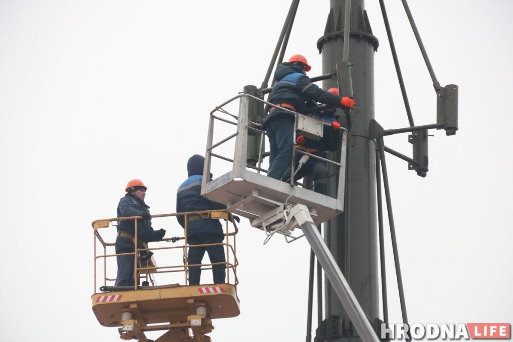 Свята да нас прыходзіць: на плошчы Леніна пачалі ўсталёўваць галоўную ёлку горада