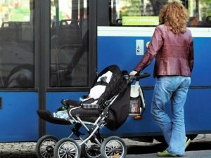 У Гродне каля дзіцячага садка затрымалі эксгібіцыяніста. Ён завабліваў дзяцей шышкамі У Гродне каля дзіцячага садка затрымалі эксгібіцыяніста. Ён завабліваў дзяцей шышкамі