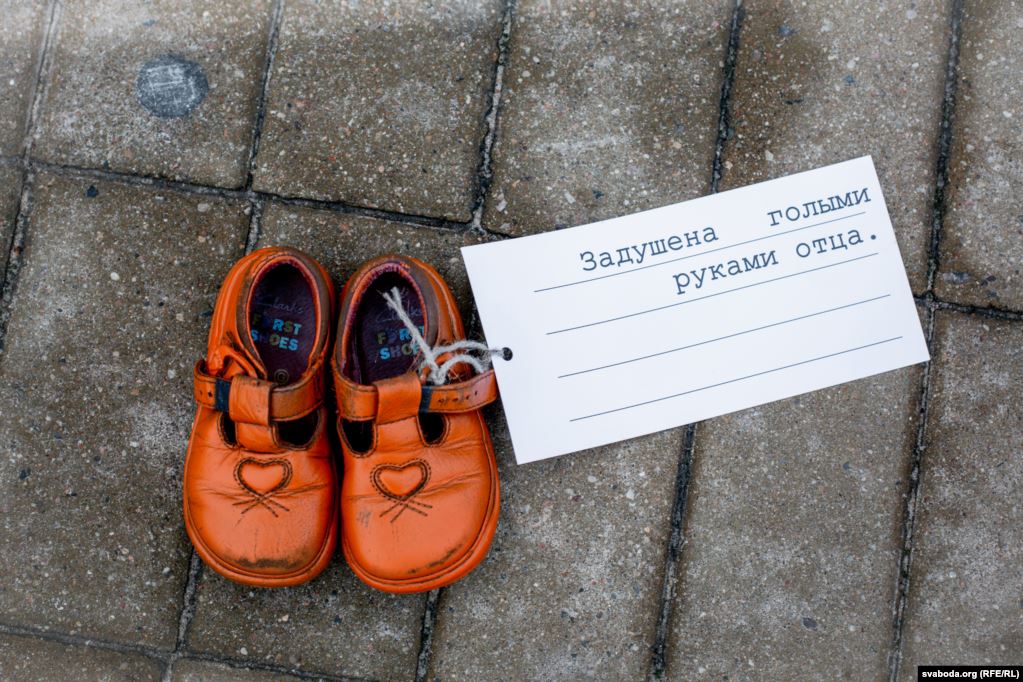 В Минске на площади появились десятки оранжевых туфель. Что это значит?