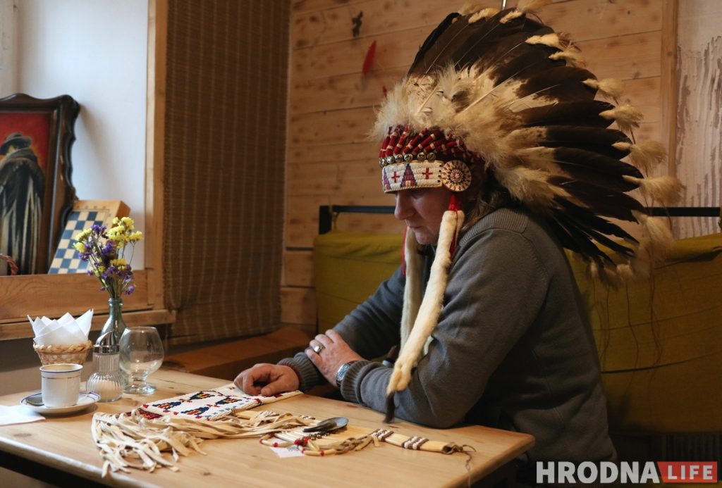 Макасіны за 180 $, трубка міру за 200 $. Як «Дзіўны» з Гродна стаў індзейцам Макасіны за 180 $, трубка міру за 200 $. Як «Дзіўны» з Гродна стаў індзейцам