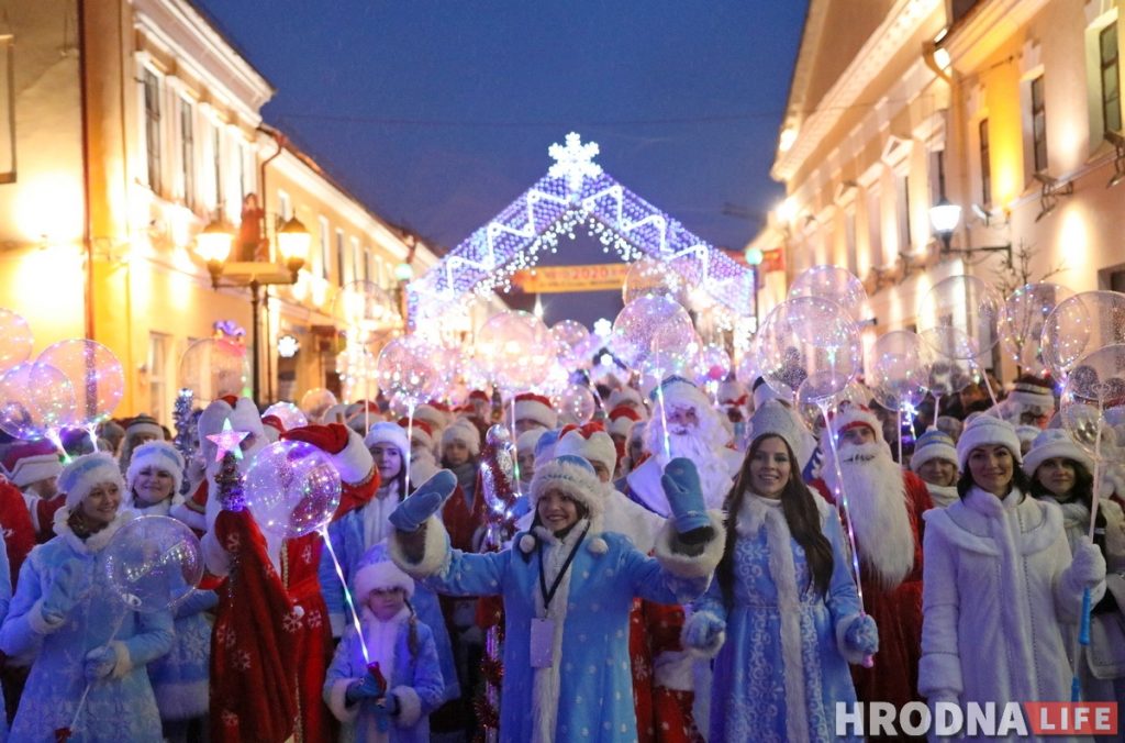 У Гродне прайшоў парад Дзядоў Марозаў. Але Снягурак аказалася больш