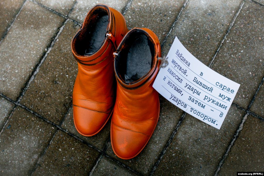 В Минске на площади появились десятки оранжевых туфель. Что это значит?