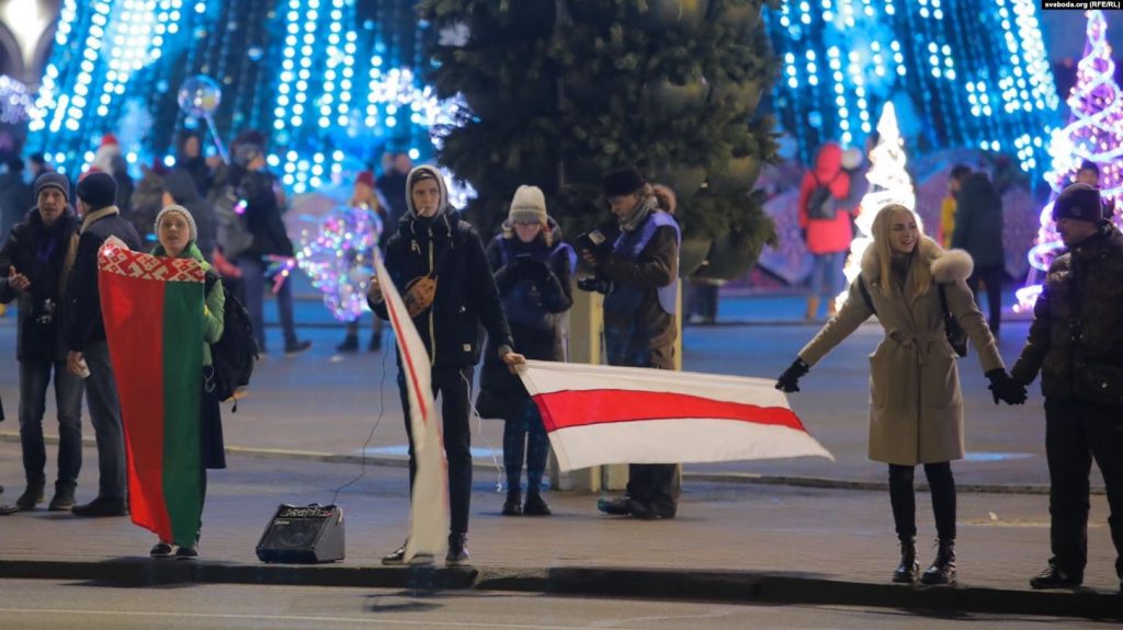 Маладыя беларусы патлумачылі, чаму прыйшлі на пратэст у Мінску з чырвона-зялёнымі сцягамі чырвона зялены сцяг