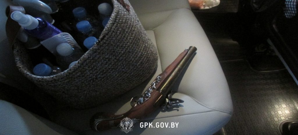 Памежнікі знайшлі ў расіянкі дуэльны пісталет. Яна кажа, што гэта рэквізіт пистолет