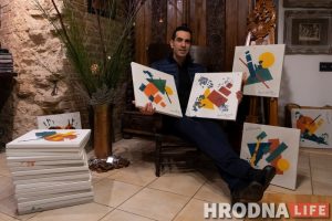 Калядная гісторыя пра супрэматызм і дабрачыннасць.  Аўстраліец набыў усе малюнкі з выставы дзіцячага хоспіса Калядная гісторыя пра супрэматызм і дабрачыннасць.  Аўстраліец набыў усе малюнкі з выставы дзіцячага хоспіса