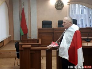 Суд у Гродне: У знак пратэсту актывіст  прыкаваў сябе ланцугом. Прыйшлося выклікаць МНС, хуткую і АМАП Суд у Гродне: У знак пратэсту актывіст  прыкаваў сябе ланцугом. Прыйшлося выклікаць МНС, хуткую і АМАП