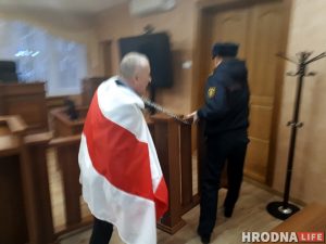 Суд у Гродне: У знак пратэсту актывіст  прыкаваў сябе ланцугом. Прыйшлося выклікаць МНС, хуткую і АМАП Саляник