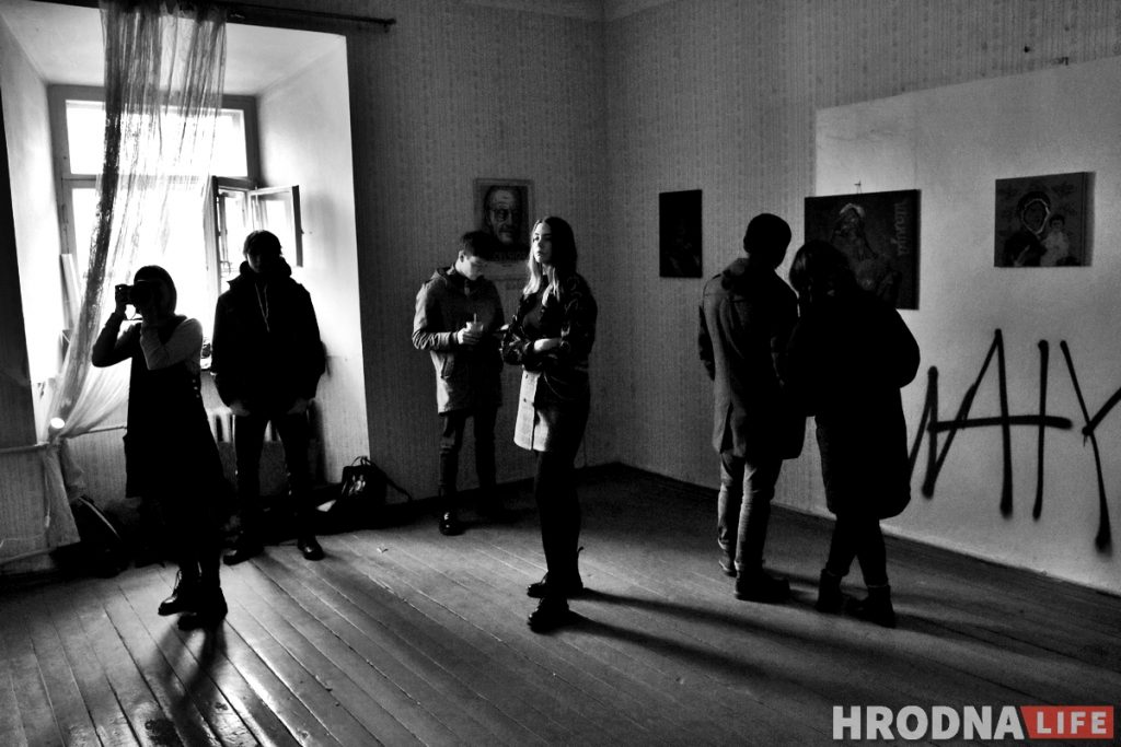 Галерэя аднаго дня: маладыя мастакі выставіліся ў пустой кватэры ў цэнтры Гродна Галерэя аднаго дня: маладыя мастакі выставіліся ў пустой кватэры ў цэнтры Гродна