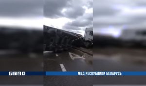 Праз ДТЗ у Гродзенскай вобласці на дарогу высыпаліся морапрадукты Фота: МУС Беларусі