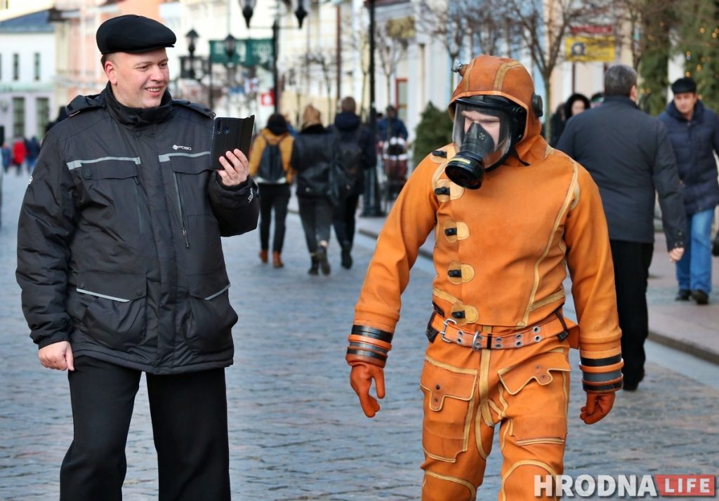 Фотафакт: Па Гродне шпацыраваў мужчына ў ахоўным касцюме
