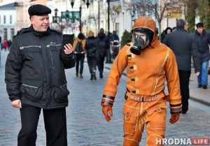 Фотафакт: Па Гродне шпацыраваў мужчына ў ахоўным касцюме Фотафакт: Па Гродне шпацыраваў мужчына ў ахоўным касцюме