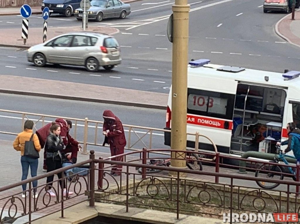 Каля Старога моста сур'ёзна пацярпеў веласіпедыст. Ён стукнуўся аб слуп і ўпаў Каля Старога моста сур'ёзна пацярпеў веласіпедыст. Ён стукнуўся аб слуп і ўпаў