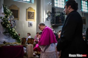 У касцёлах Беларусі адмяняецца цалаванне крыжа і пацісканне рук