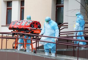 Колькасць заражаных каранавірусам ў Беларусі дасягнула 69 чалавек Медыцынскія работнікі ў ахоўных касцюмах перамяшчаюць капсулу з жанчынай унутры. Мінск, 12 сакавіка 2020 года. REUTERS / Васіль Федасенка
