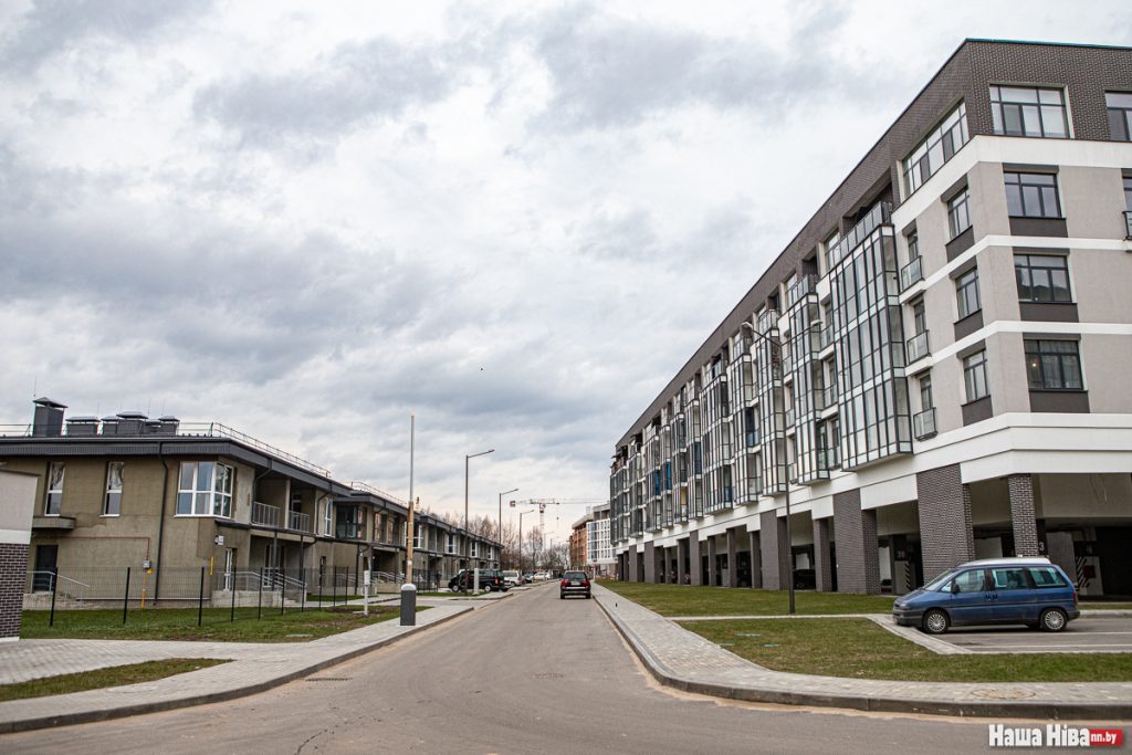 Сямён Шапіра расказаў, як стаў гаспадаром дзвюх элітных кватэр коштам каля $250 тысяч Дом з кватэрамі Шапіры справа, фота Надзеі Бужан