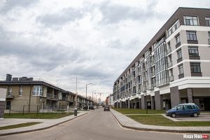 Сямён Шапіра расказаў, як стаў гаспадаром дзвюх элітных кватэр коштам каля $250 тысяч Дом з кватэрамі Шапіры справа, фота Надзеі Бужан