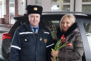 Гродзенскія мытнікі дарылі кветкі жанчынам на мяжы Гродзенскія мытнікі дарылі кветкі жанчынам на мяжы