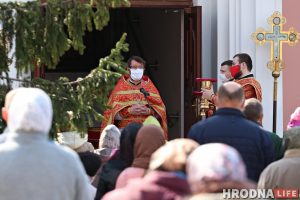 Літургія ў Пакроўскім саборы прайшла на вуліцы. Святары былі ў масках Літургія ў Пакроўскім саборы прайшла на вуліцы. Святары былі ў масках