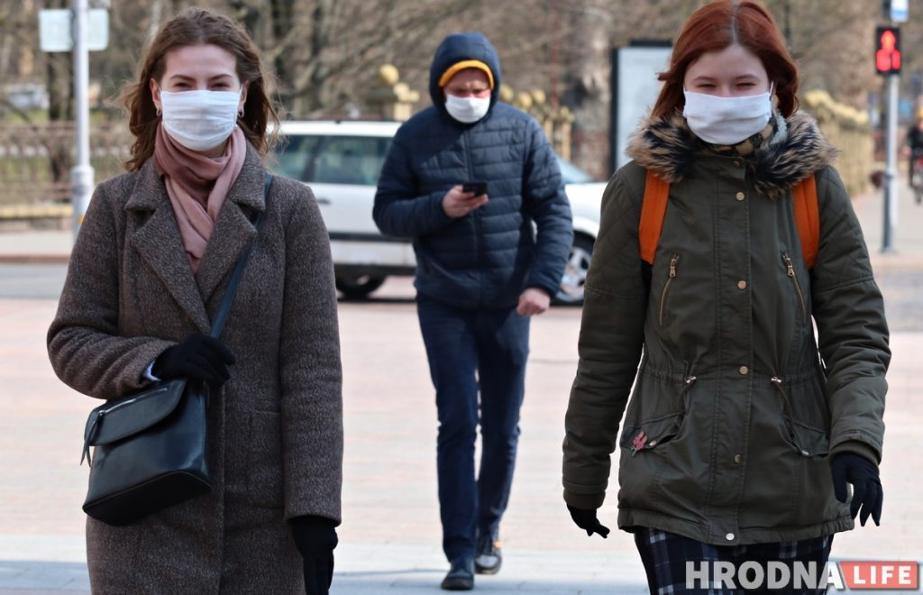 ФОТА: На вуліцах Гродна з'явілася шмат людзей у масках ФОТА: На вуліцах Гродна з'явілася шмат людзей у масках