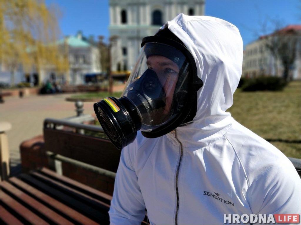 «Я даўно быў гатовы». Чаму гродзенец ходзіць па горадзе ў процівагазе