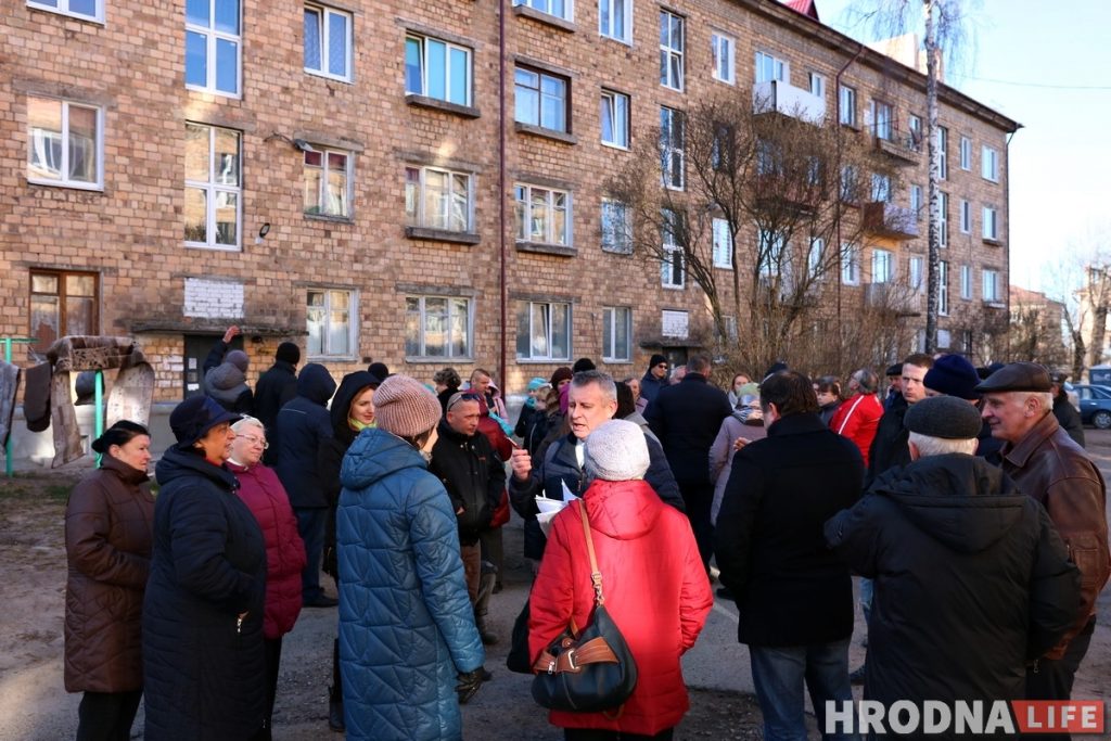 «Які каранавірус? У нас рамонт не скончылі!» Жыхары Гагарына выйшлі на вуліцу з прэтэнзіямі «Які каранавірус? У нас рамонт не скончылі!» Жыхары Гагарына выйшлі на вуліцу з прэтэнзіямі