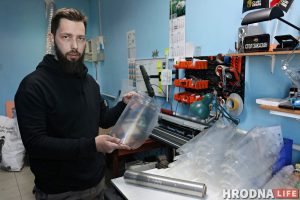 "Урачы на перадавой, нам трэба іх абараніць". Як гродзенцы робяць для медыкаў ахоўныя экраны "Урачы на перадавой, нам трэба іх абараніць". Як гродзенцы робяць для медыкаў ахоўныя экраны