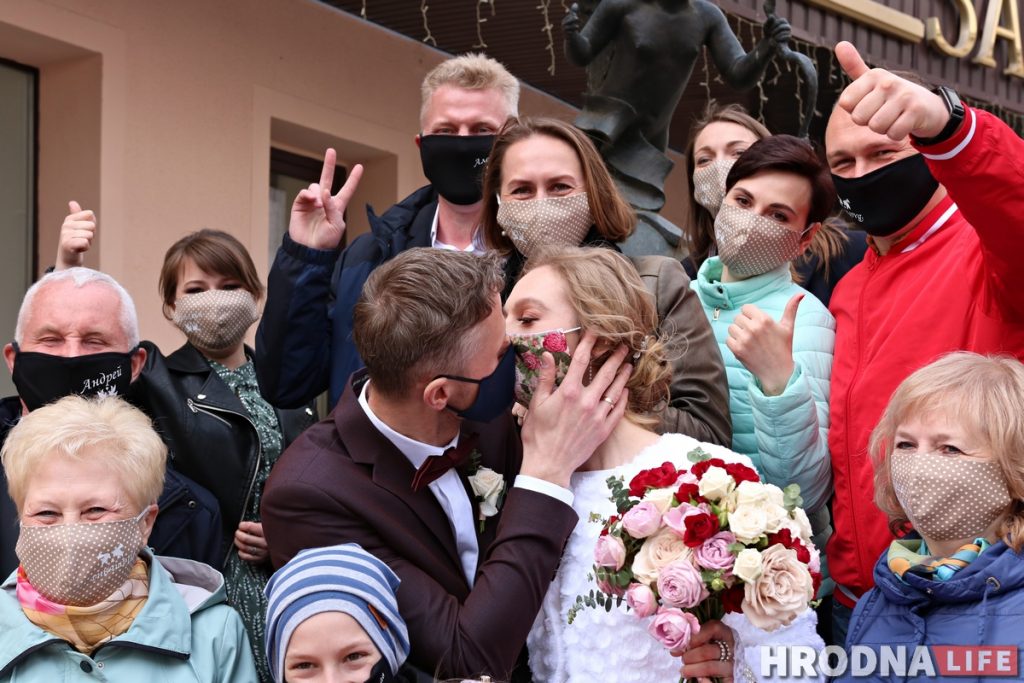 Вяселле падчас каранавіруса: у Гродне маладыя і госці прыйшлі ў ЗАГС у масках Вяселле падчас каранавіруса: у Гродне маладыя і госці прыйшлі ў ЗАГС у масках