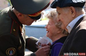 Без масак, але з аркестрам. У Гродне ветэранаў віншуюць з Днём Перамогі Без масак, але з аркестрам. У Гродне ветэранаў віншуюць з Днём Перамогі